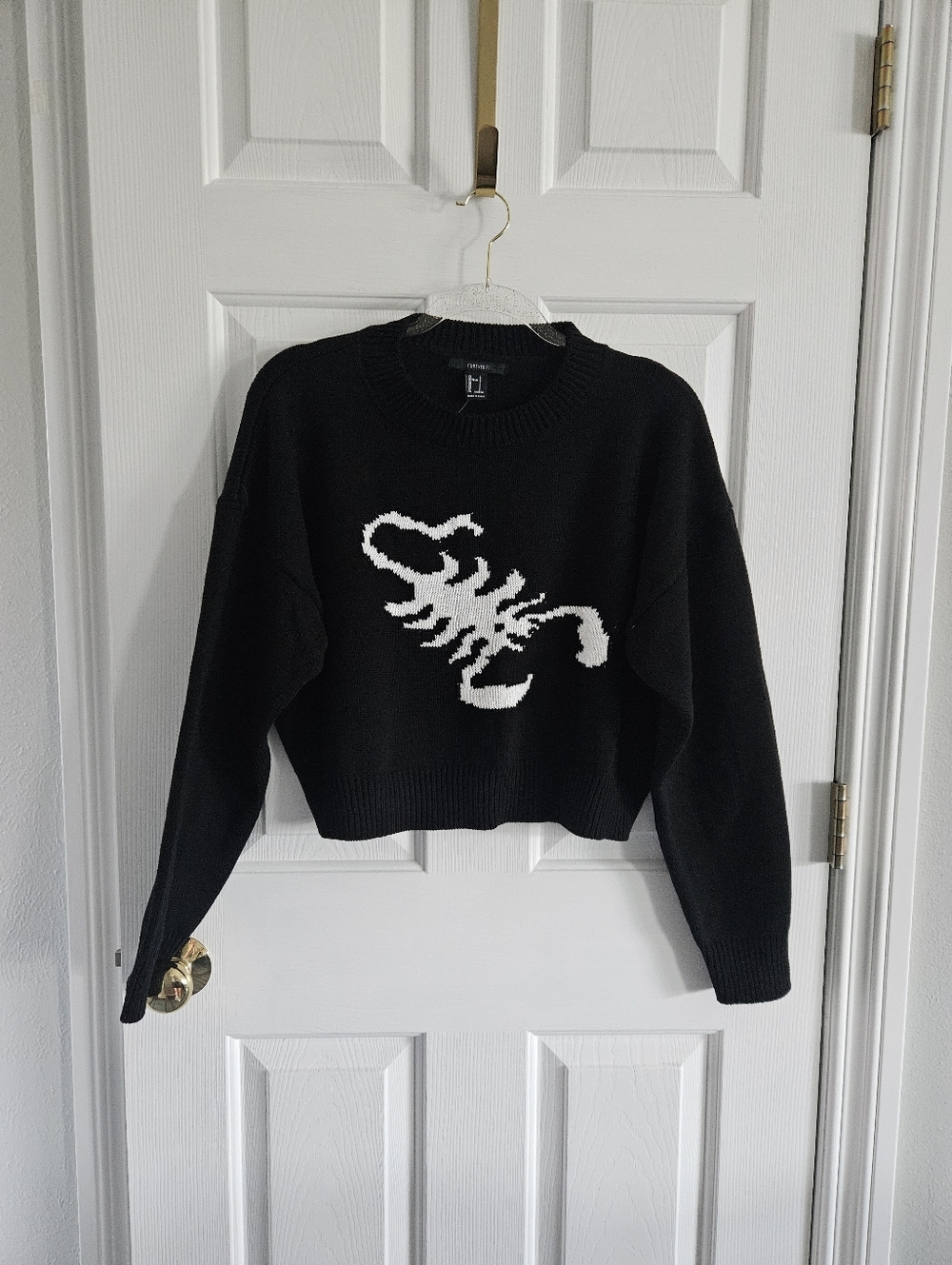 NWT Forever21 Knit Scorpion Cropped Sweater- Black - Picture 2 of 11